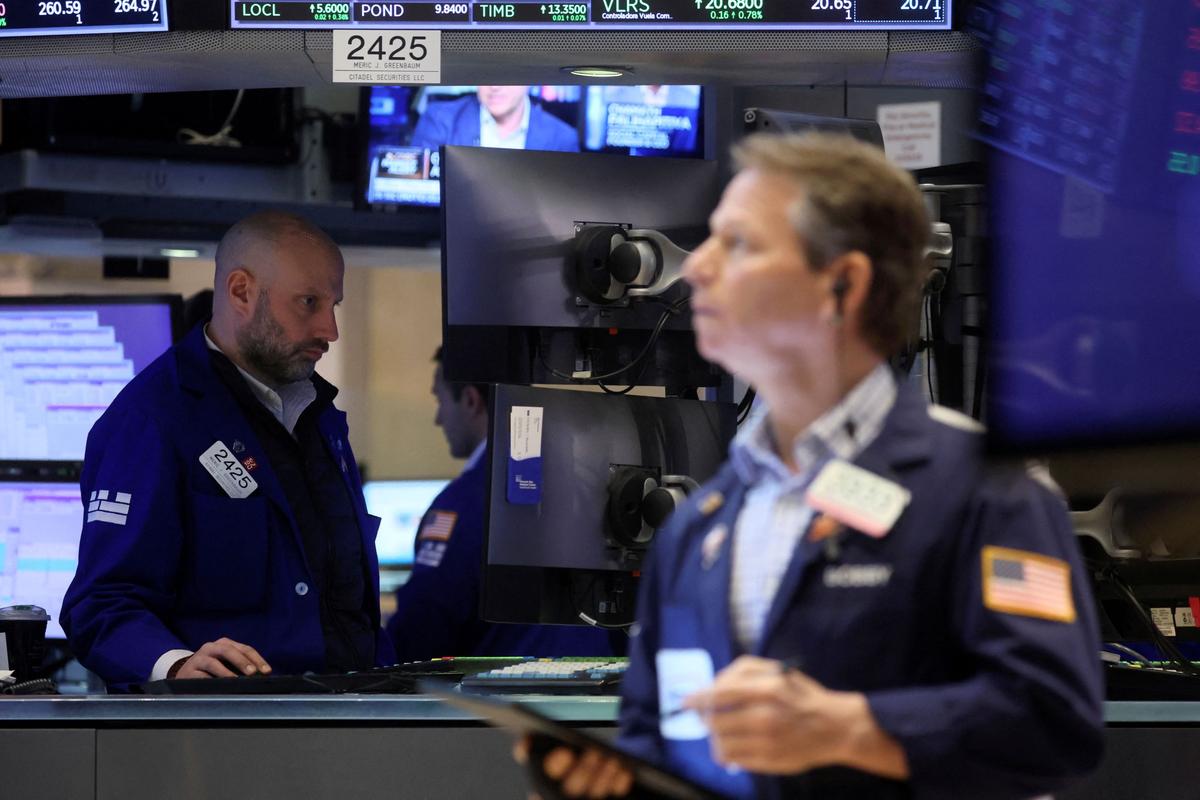 Wall Street Opens Mixed Amid Russia Oil Ban Concerns