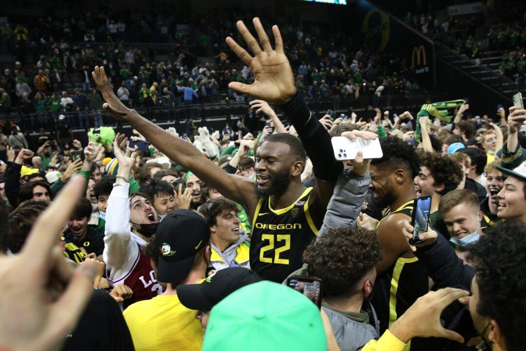 Top 25 Roundup: Oregon Caps Sweep of No. 12 UCLA