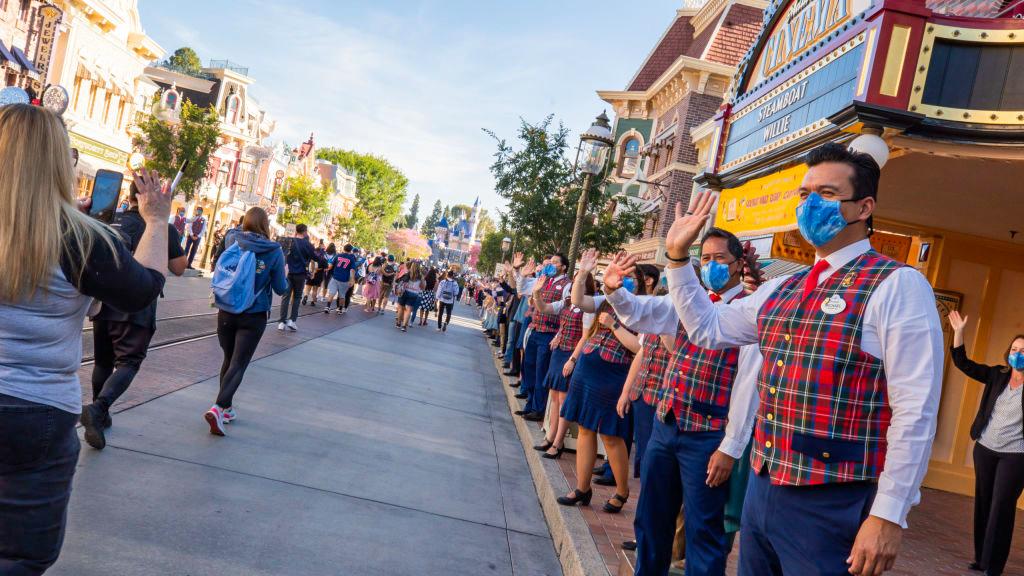 Disneyland Hosts Job Fair With Signing Bonus on Friday