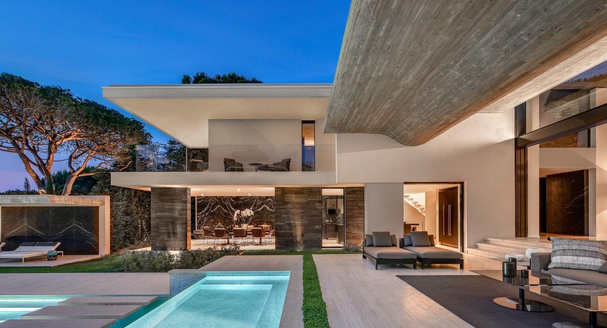 The architects who designed the villa strove to create the perception of unlimited space by featuring free-flowing indoor-outdoor connective spaces. (Courtesy of the property owners and Carlton International)