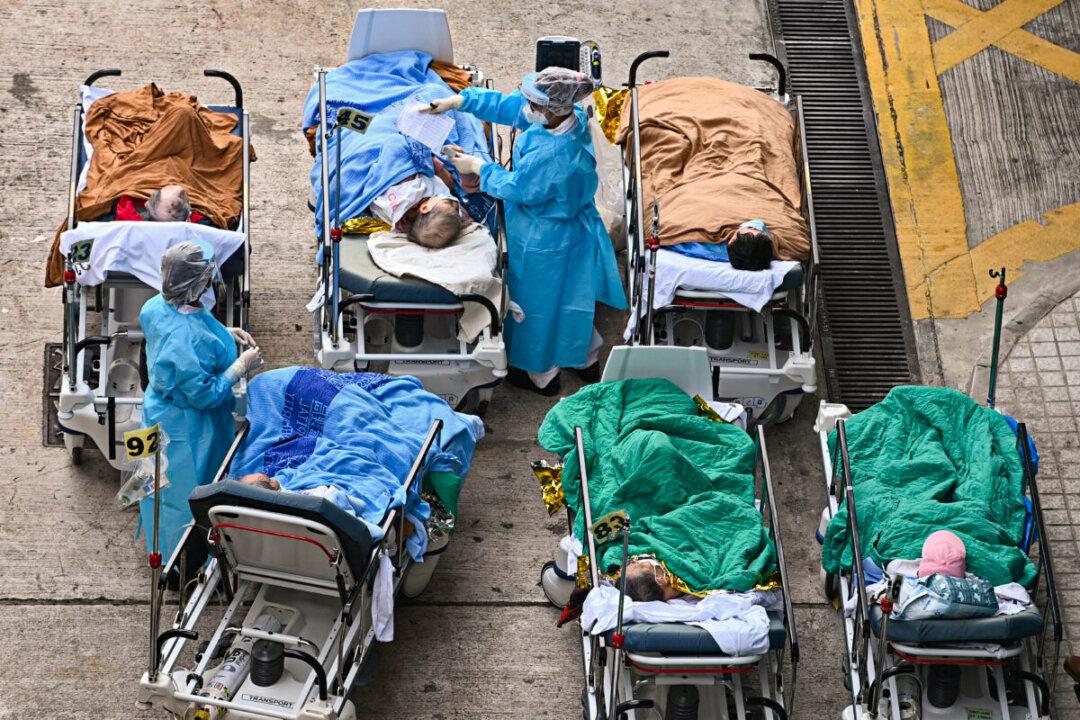 Hong Kong’s COVID-19 Infections Continue to Soar, Medical System on Verge of Collapsing
