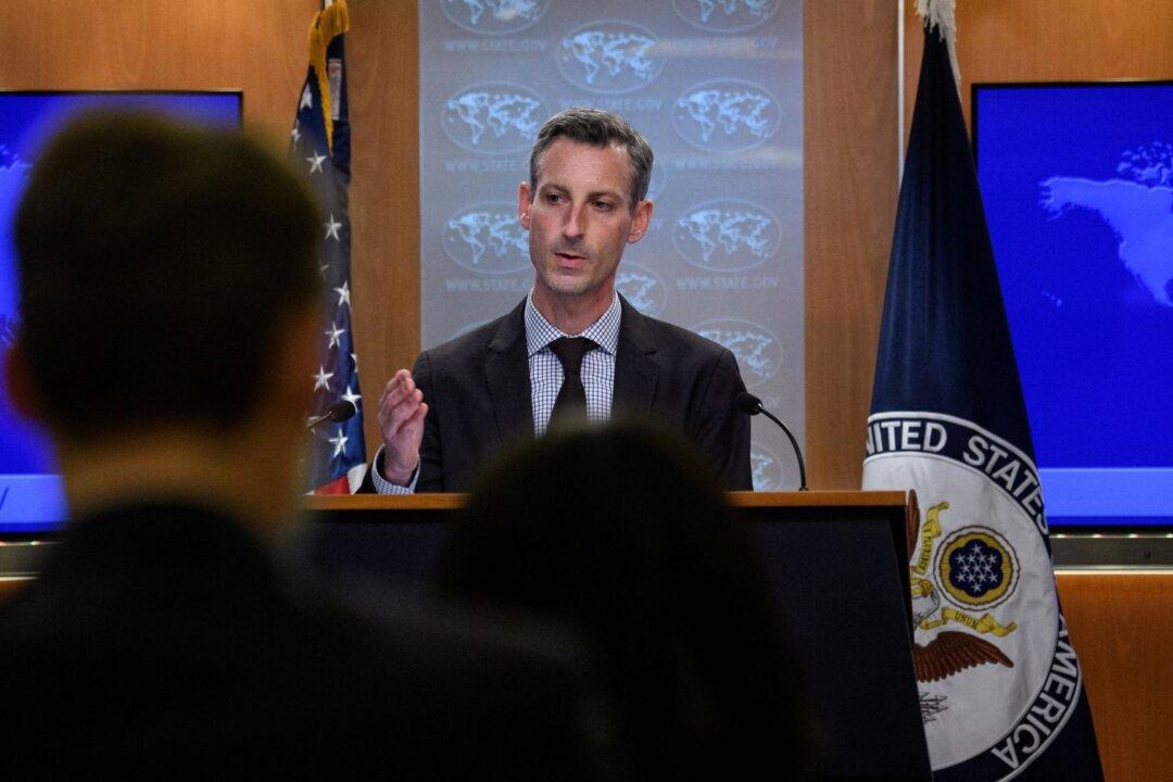 US Says It Will Add to Russia Sanctions If Moscow Escalates in Ukraine