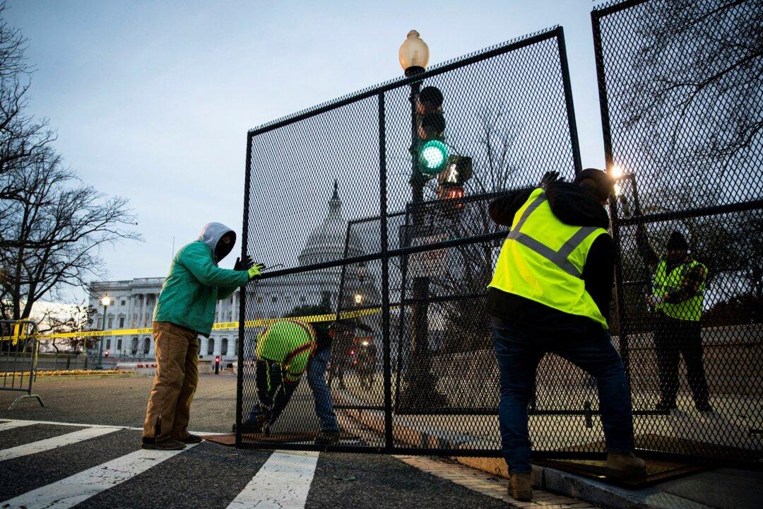 Fencing Reinstalled Around US Capitol Building Ahead of Biden’s Speech