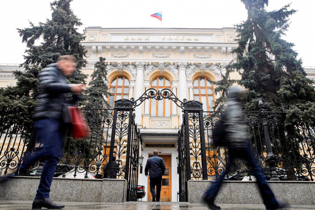 Fitch, Moody’s Cut Russia’s Sovereign Rating to ‘Junk,’ Rouble Dives to Record Low