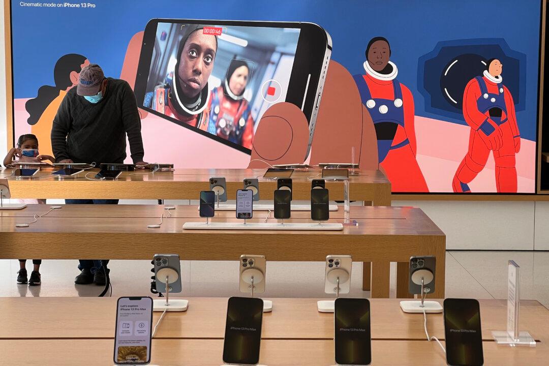 Chart Wars: Between Apple and Microsoft, Which Tech Stock Offers Better Risk-Reward?