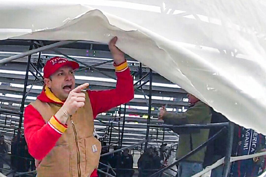 Missouri Man Charged With Assaulting, Taunting Police During Jan. 6 US Capitol Breach