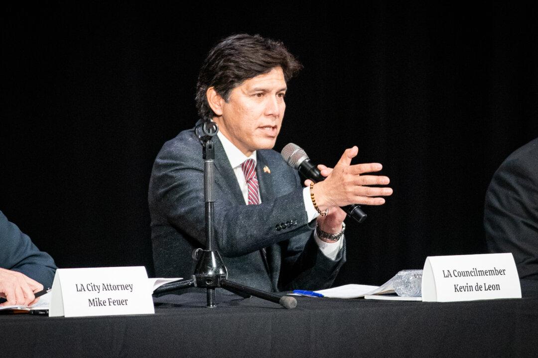 Organizers Refile Petition to Recall Kevin de León