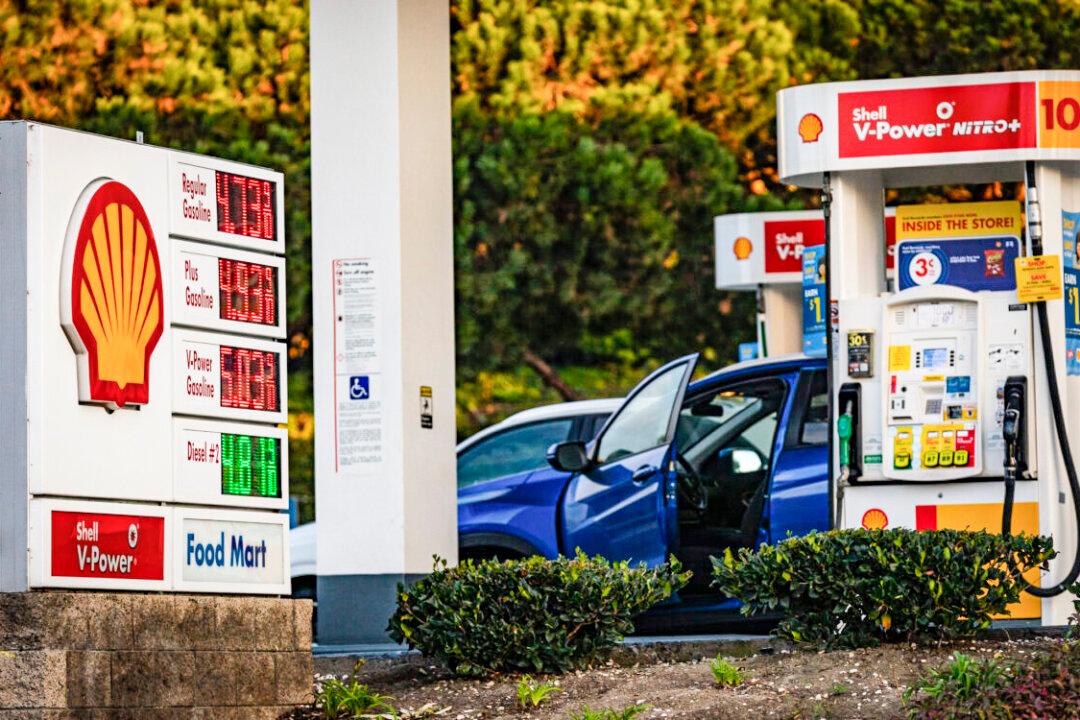 Gas to Reach $7 a Gallon in California: Economist