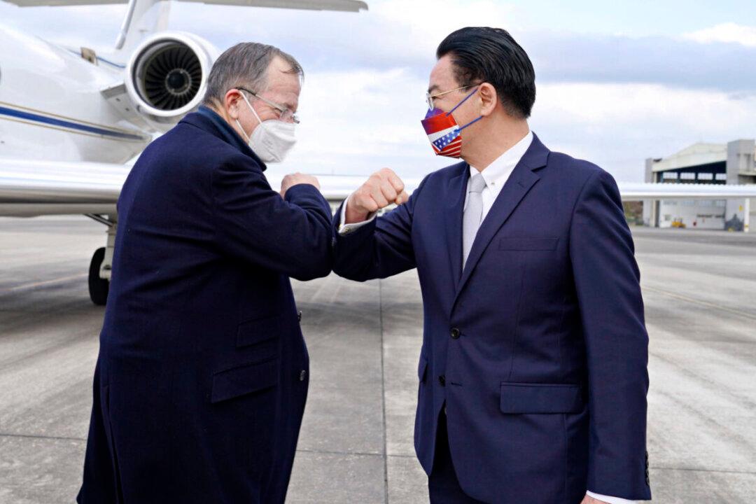 US Stands Firm Behind Commitment to Taiwan, Delegation Tells Tsai Amid Ukraine Crisis