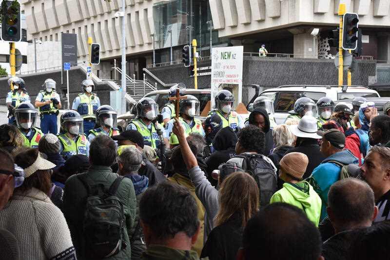Anti-Mandate Protestors Clash With Police in New Zealand