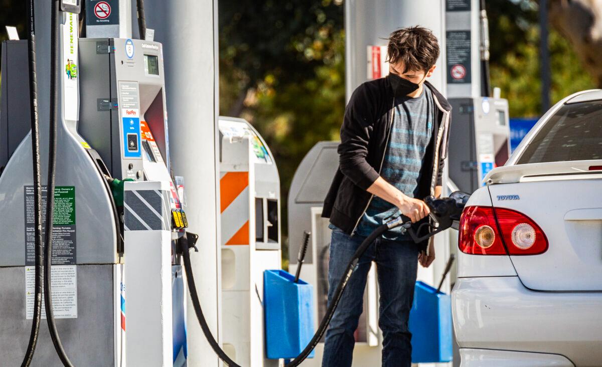 California Lawmakers Propose $400 Gas Rebate