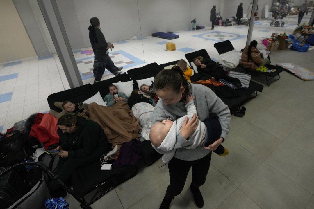 Canada Expedites Temporary Visas for Ukrainians, Imposes New Sanctions on Russia