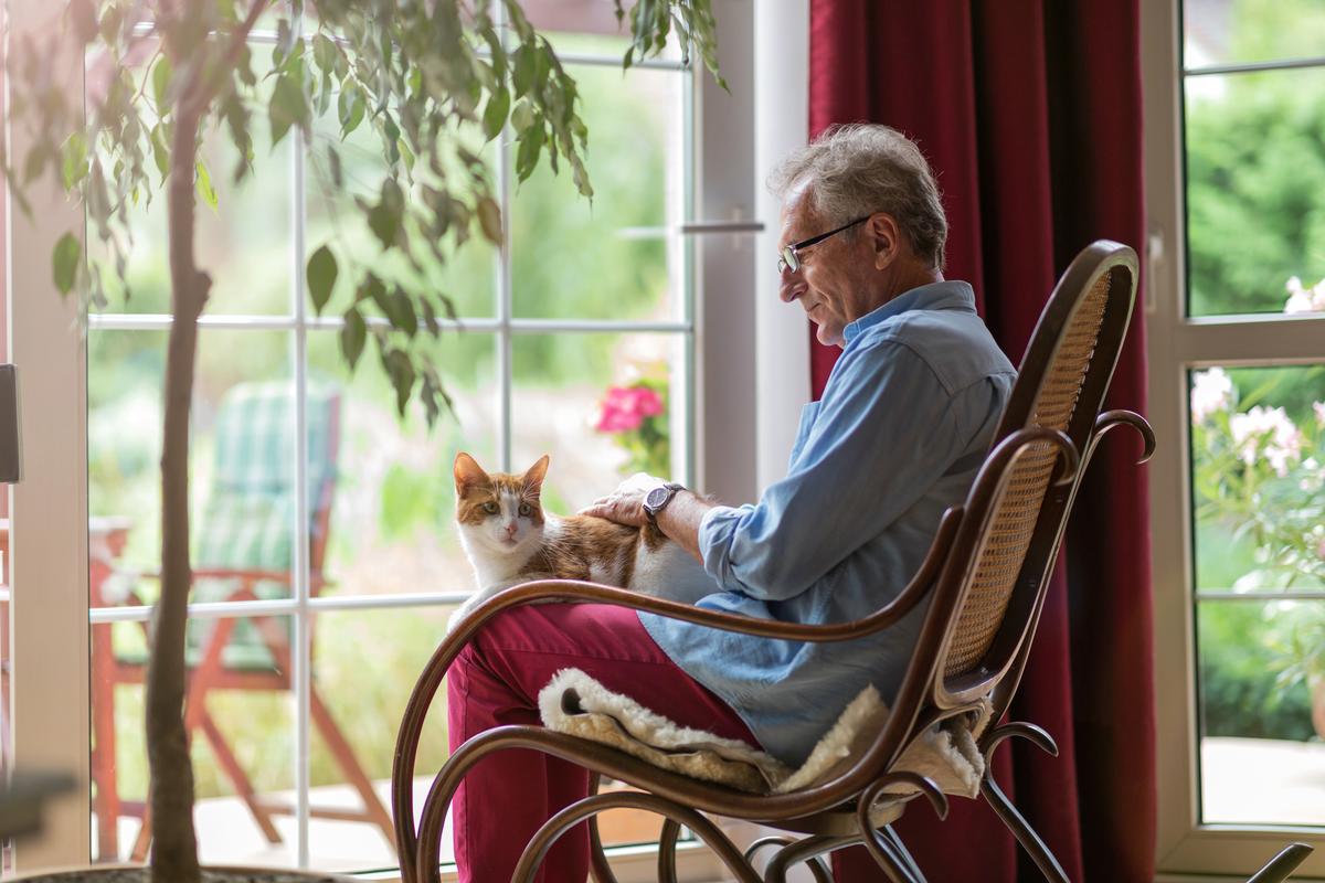 How to Help an Elderly Parent With a Pet