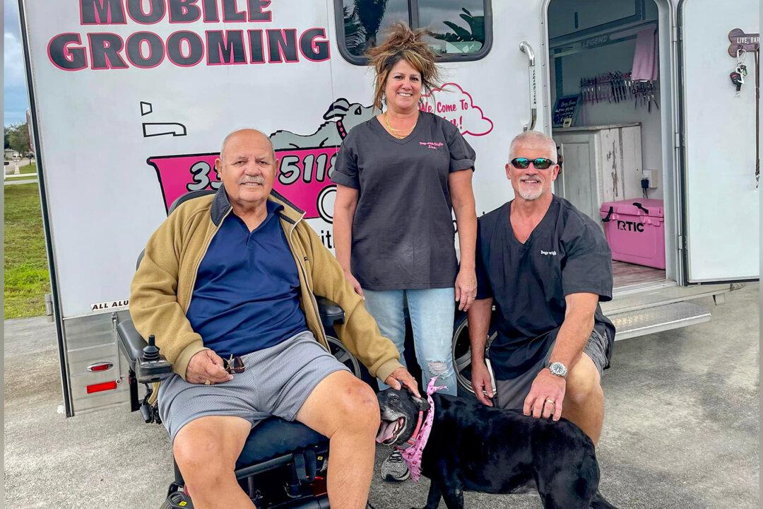 81-Year-Old Man Saved From Drowning in Lake After His Dog Alerts Bystanders