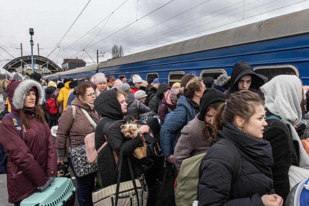Video: Refugees From Ukraine Flee the War