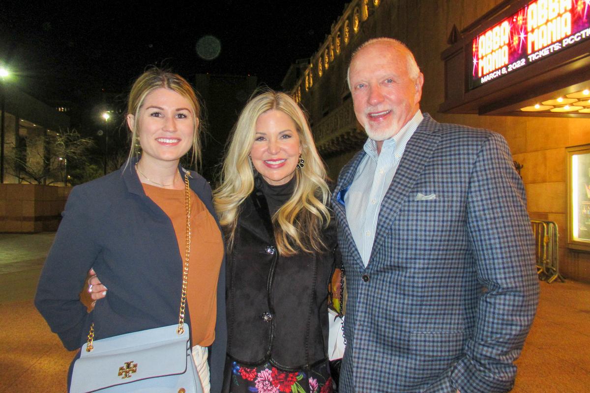 Author of ‘Chicken Soup’ Books Connects With Shen Yun