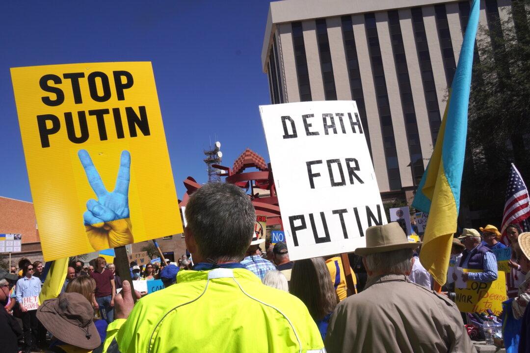 Hundreds Rally in Arizona to Protest Against ‘Russian Aggression’ in Ukraine