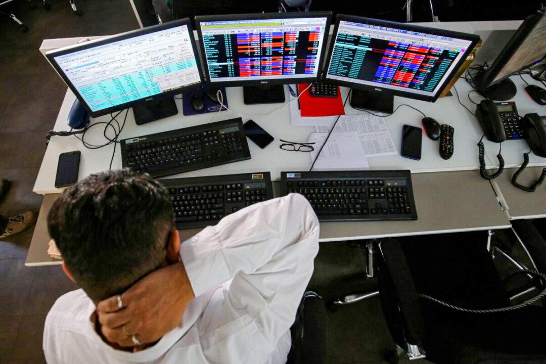 World Stocks at 1-year Lows on Inflation Shock Worries; Gold Shines