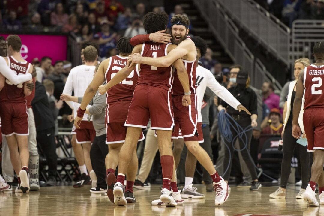 Top 25 Roundup: Oklahoma Upsets No. 3 Baylor in Big 12 Quarters