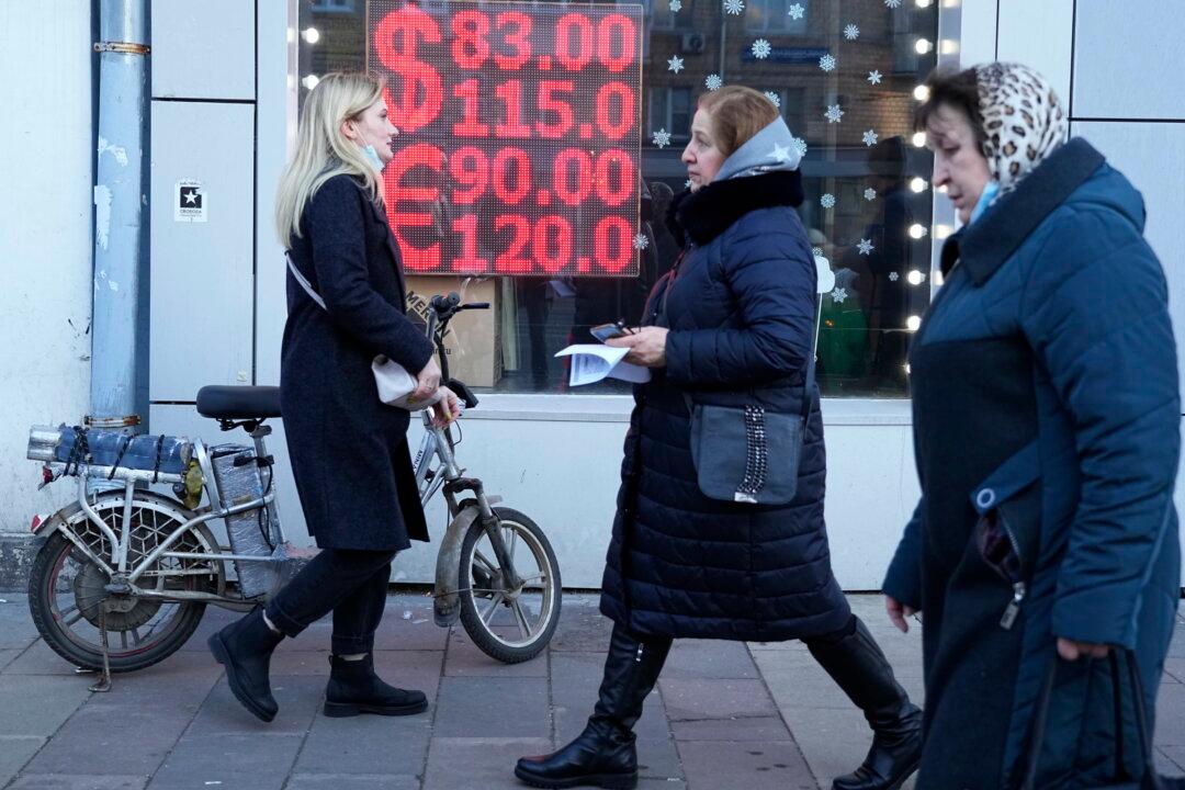 Ruble Rebounds After Sanctions, Pressure Grows for Stronger Action Against Russia