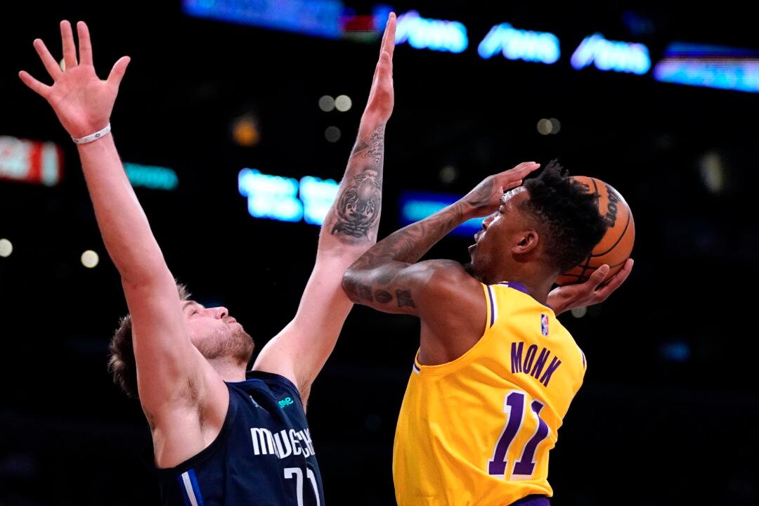 Mavericks Blow Big Lead, Rally to Hold Off Lakers 109–104