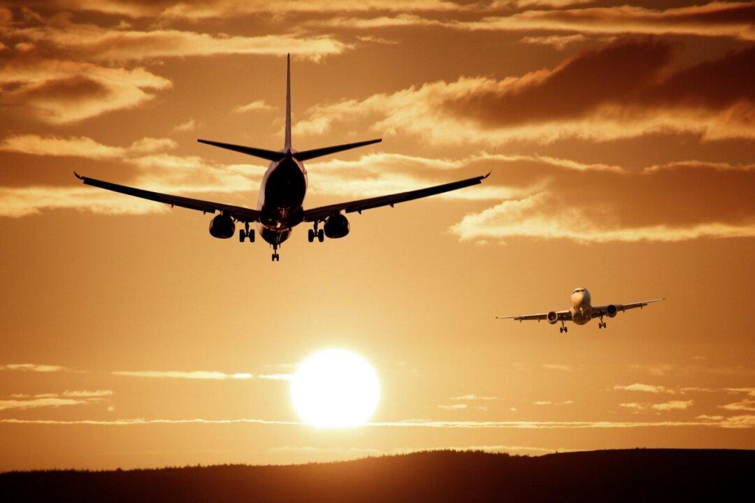 Chart Wars: Between American and United Airlines, Which Stock Will Bounce Higher?