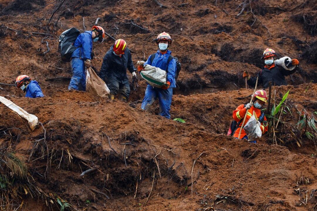 US Media Reports the Intentional Nosedive of China’s Eastern Airlines, Veteran Pilot Calls for Investigation of Co-Pilot