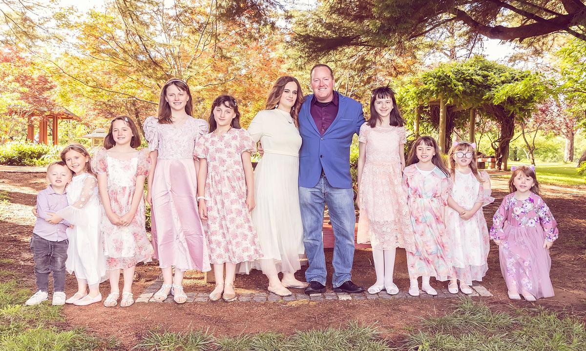 Homeschool Mom Sticks to a Tight Budget of $860 Each Month to Feed Her Family of 11