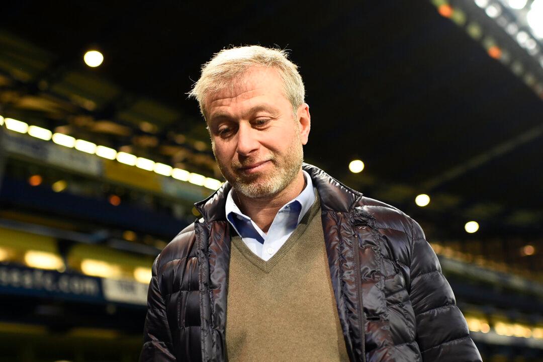 Russian Billionaire Roman Abramovich, 6 Others Hit With Asset Freezes, Travel Bans