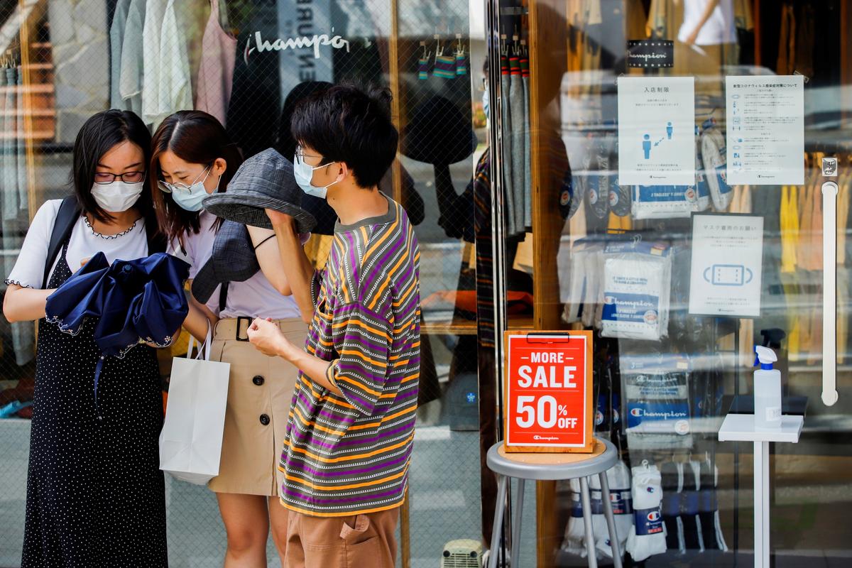 Japan Business Mood Sinks, Eclipses Household Spending Boost as Ukraine Risks Grow