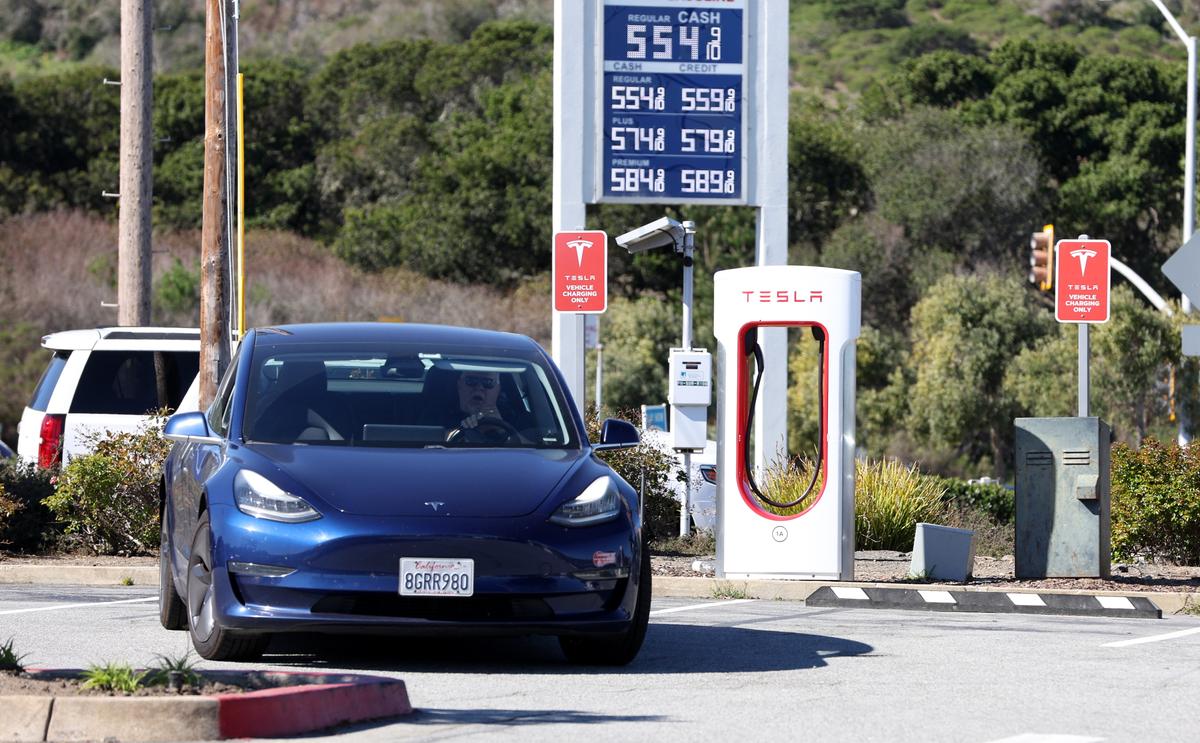 How Mass Adoption of Electric Vehicles Will Affect the Power Grid