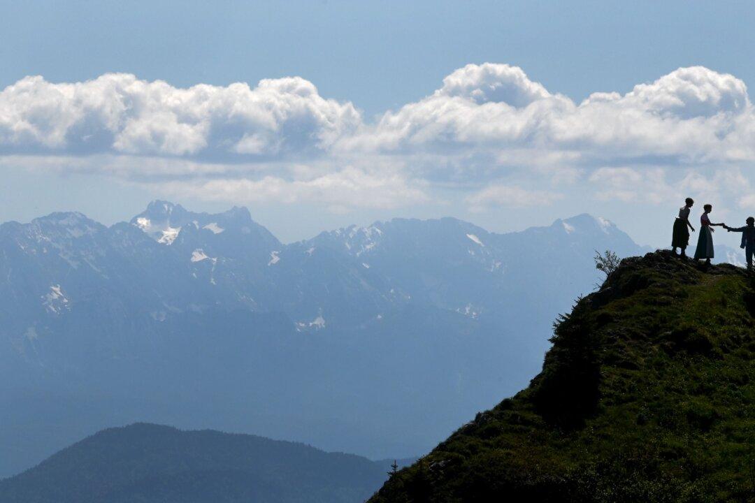 German Police: 4 People Die on Bavarian Mountains