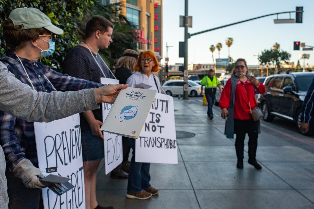 Demonstrators Recognize ‘Detransition Awareness Day’ in Los Angeles