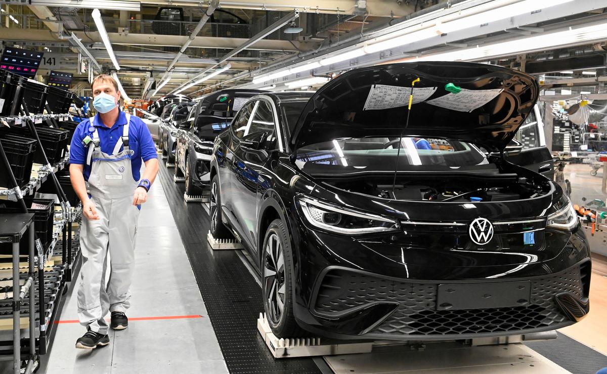 European Union Car Sales Decline Further in February