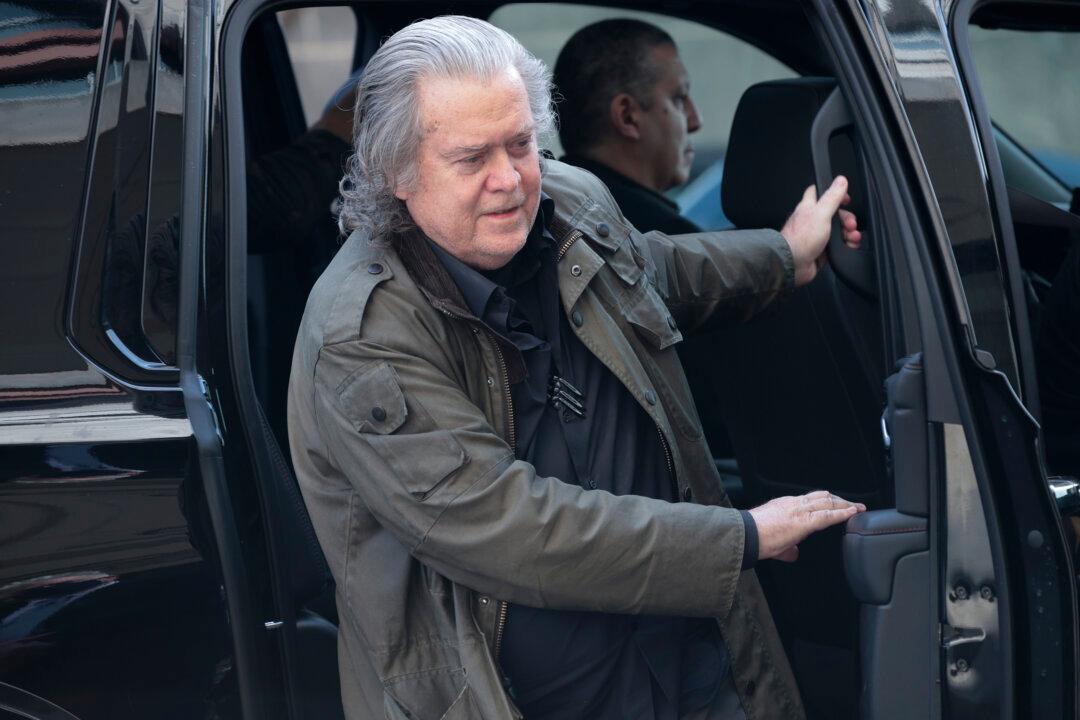 Judge Orders US Prosecutors to Give Documents to Steve Bannon