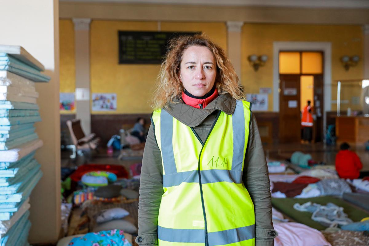 Woman Who Lost 6 Family Members Now Helps Refugees at Ukraine Train Station
