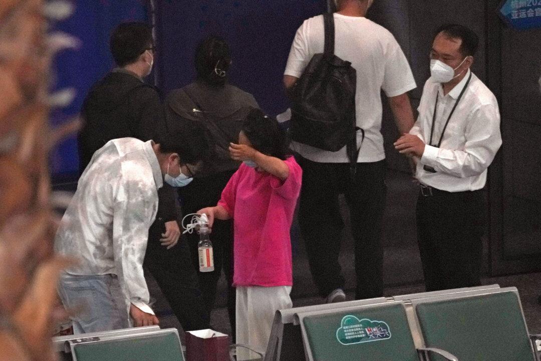 Wallets, IDs but No Survivors Found in China Eastern Crash