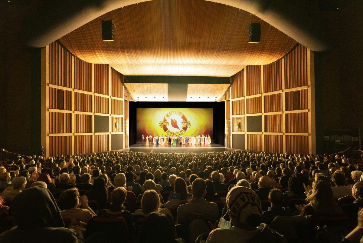 Shen Yun Performing Arts Global Company’s curtain call at FirstOntario Concert Hall in Hamilton, Ont., on March 22, 2022. (NTD)