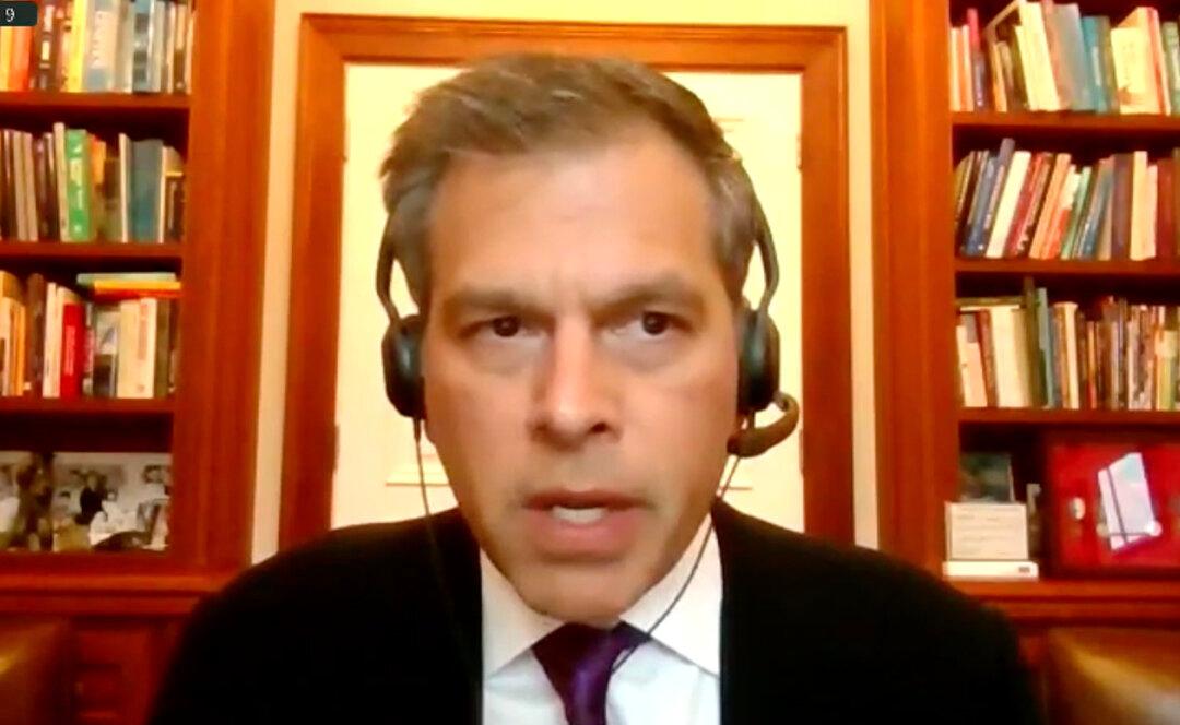 Name-Calling ‘Uniquely Unhelpful’ in Convincing Canadians to Get Vaccinated: Medical Expert