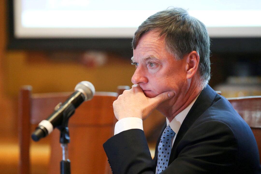 Fed’s Evans Backs ‘Timely’ Rate Hikes, but Says Careful Touch Needed