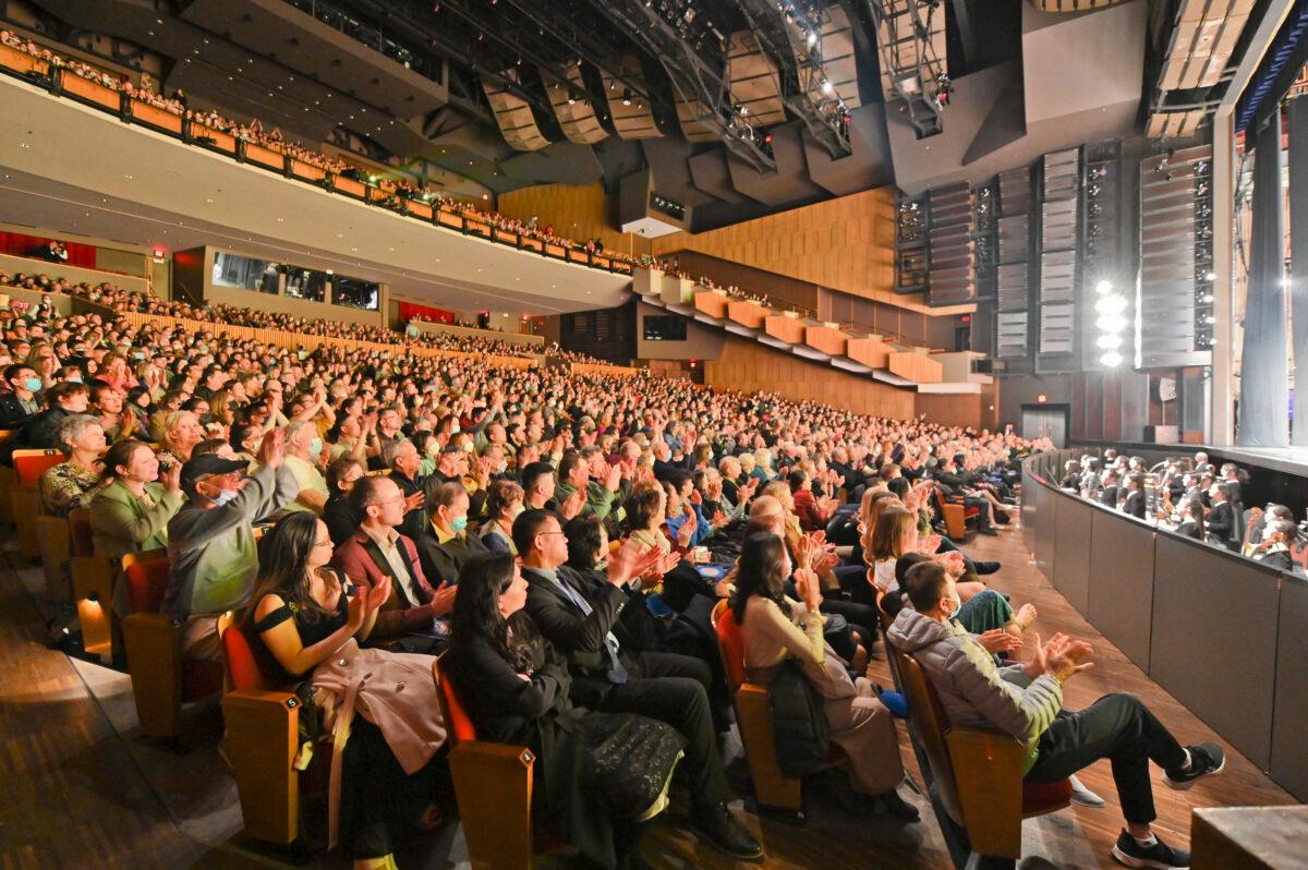 The audience applauds during the curtain call of the Shen Yun Performing Arts evening performance at Queen Elizabeth Theatre, in Vancouver, on March 26, 2022. (Hugh Zhao/The Epoch Times)