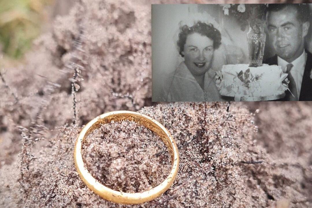 Metal Detectorist Helps 87-Yr-Old Neighbor Reunite With Wedding Ring She Lost in the 1960s in a Potato Patch