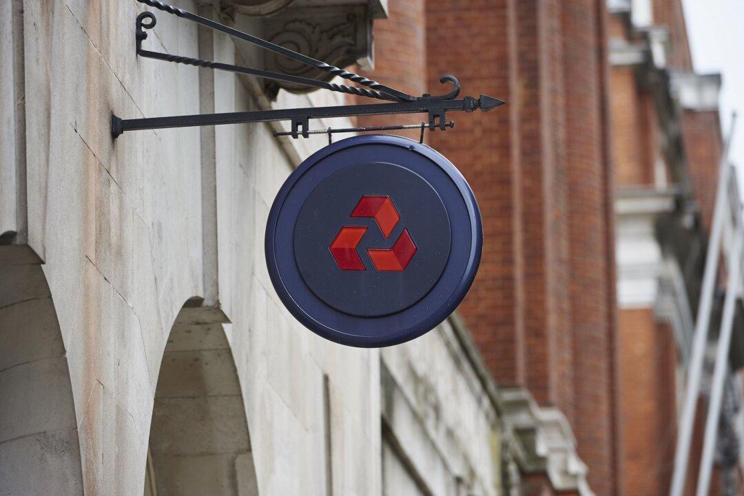 Banks Told to Treat Politicians Fairly Following Debanking Review