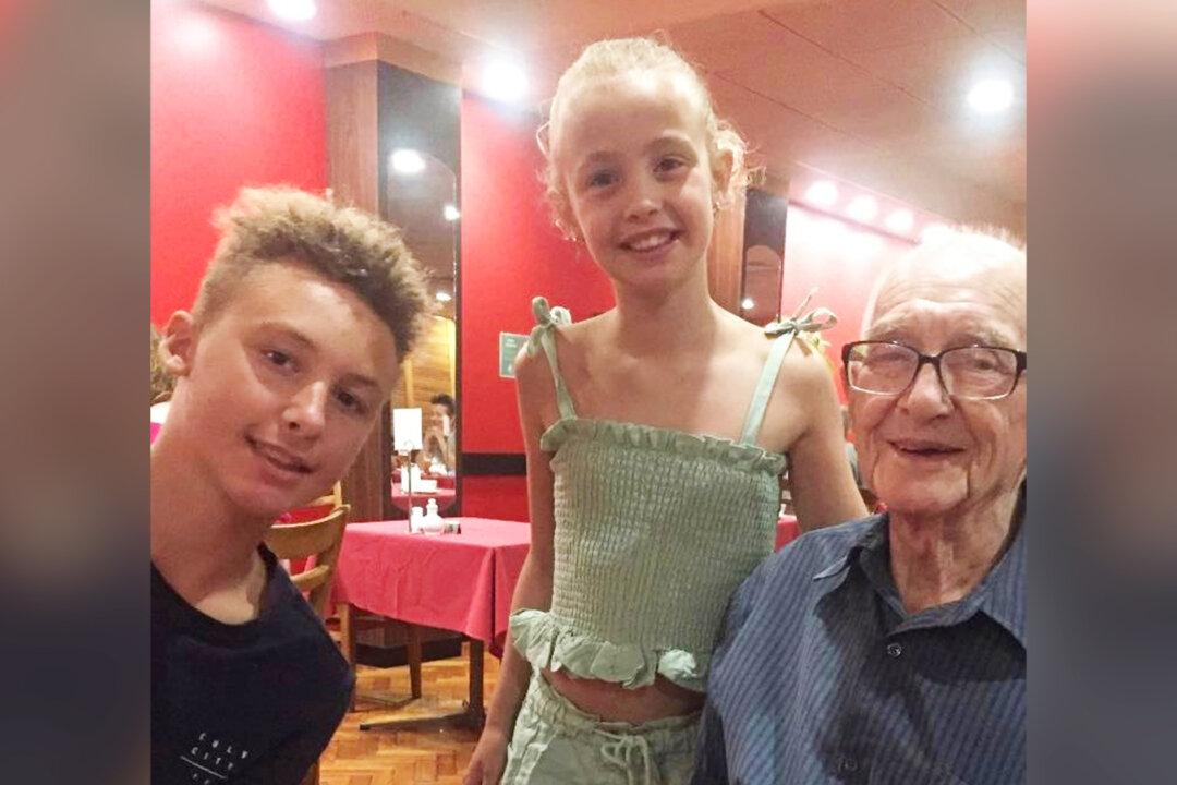 Woman Sends Granddaughter to Lone Elderly Man’s Table to Ask Him to Join Them, Prompting Double Kindness