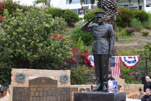 A life-sized bronze statue of Marine Sergeant Rob Elliott in his Dress Blue Uniform, saluting his fallen comrades at Park Semper Fi in San Clemente, Calif., on March 31, 2022. (Brandon Drey/The Epoch Times)