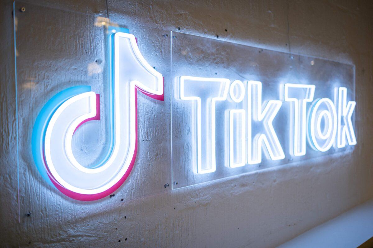 Taiwanese Teacher Sounds Alarm on Children Being Addicted to TikTok