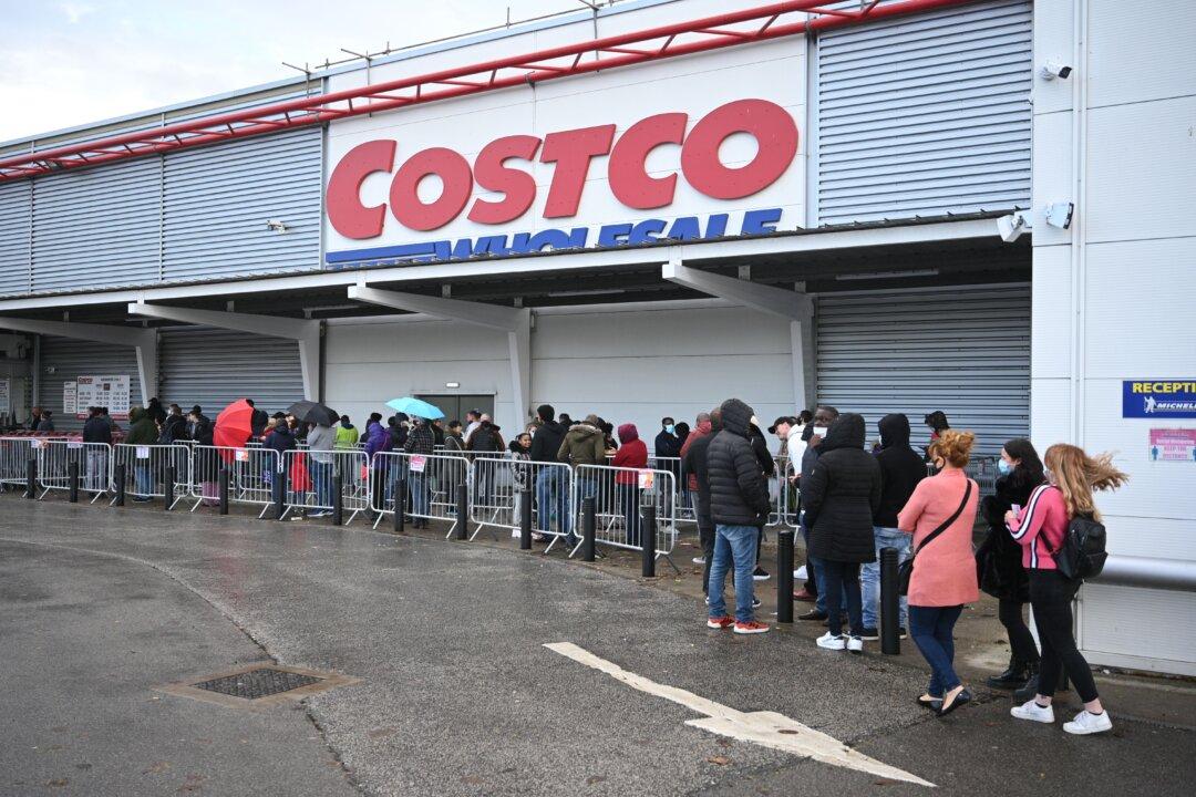 Costco Soars Into Blue Skies: Here’s How to Trade in All-Time Highs