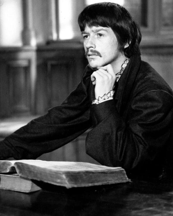 Richard Rich (John Hurt), a former protégé, betrays More for his own profit. (MovieStillsDB)