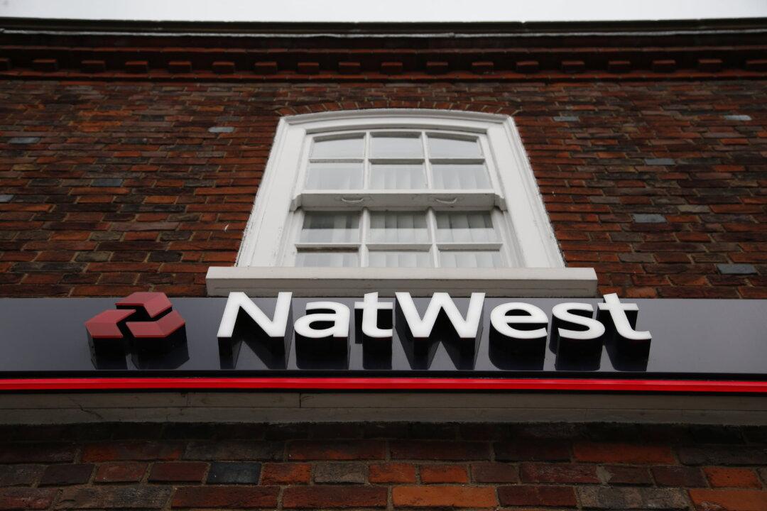 Watchdog Sorry for Suggesting Bank Chief Breached Farage’s Data Protection Rights
