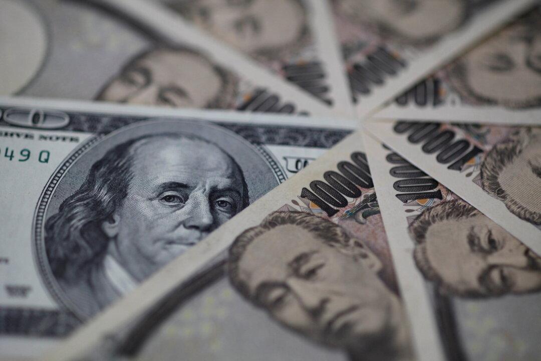 Japan’s Yen Bounces Briefly After Kuroda Comments